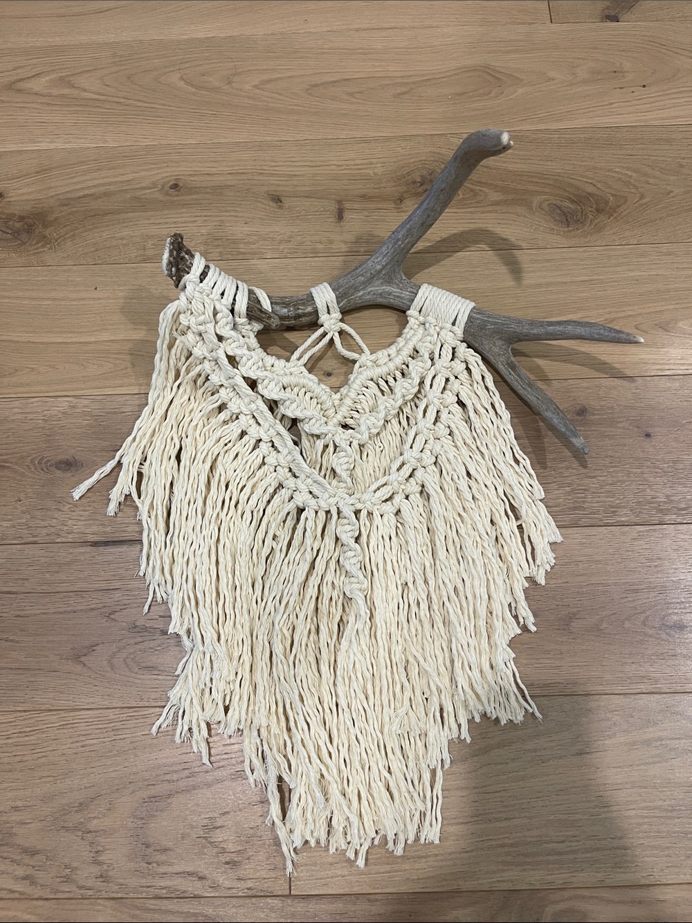 Handmade Macramé Wall Hanging in Natural Cream with genuine antler - Picture 2 of 7